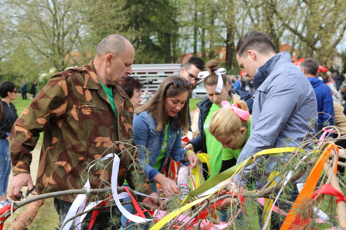 A májusfaállítás újra összehozta a sárvári közösségeket