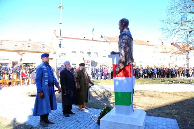 Felavatták Gróf Batthyány Lajos miniszterelnök szobrát Sárváron