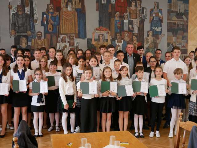 Jó tanuló, eredményes diákokat köszöntöttek a sárvári városházán