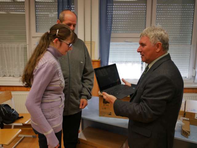 Ingyenes notebookokat kaptak a sárvári diákok
