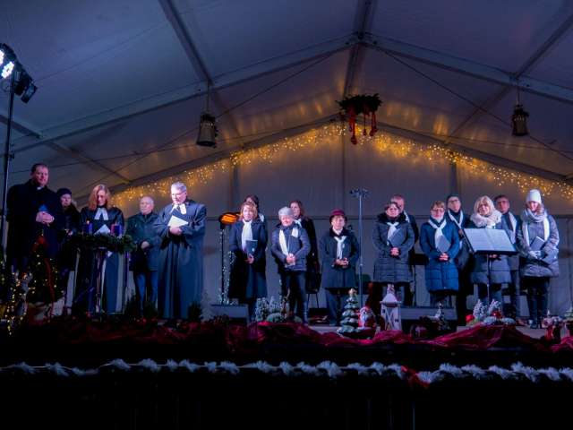 Lobog a hit gyertyája Sárvár adventi koszorúján