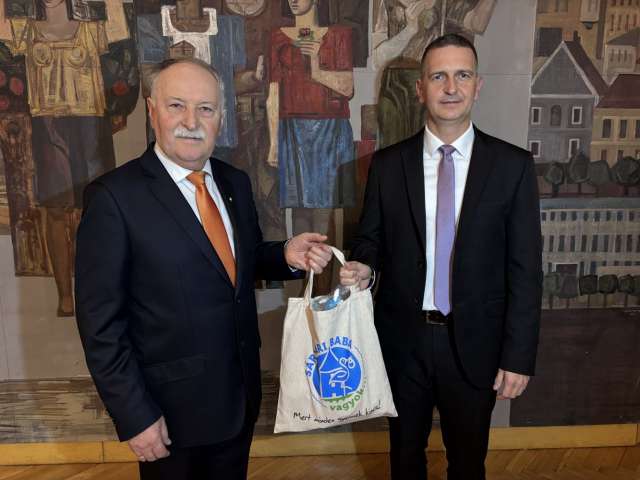 Kondora István polgármester és Dr. Máhr Tivadar alpolgármester a Babaköszöntő-csomagot mutatja