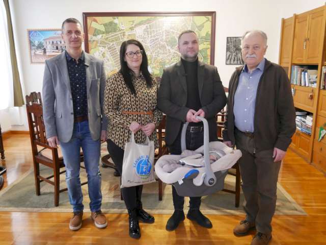 Átadták az első sárvári Babaköszöntő csomagot