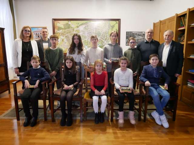 Sportszervásárlási támogatást nyert a Nádasdy iskola és a katolikus iskola