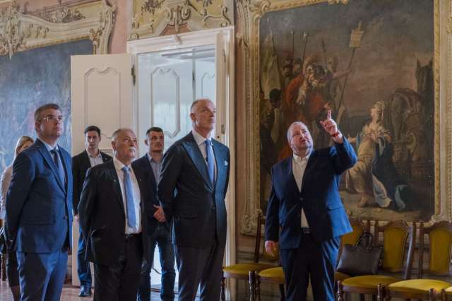 Honvédelmi miniszteri látogatás a huszárkiállításon