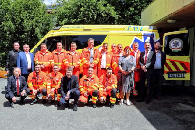 Új mentőautót kaptak a Sárvári Mentőállomás dolgozói