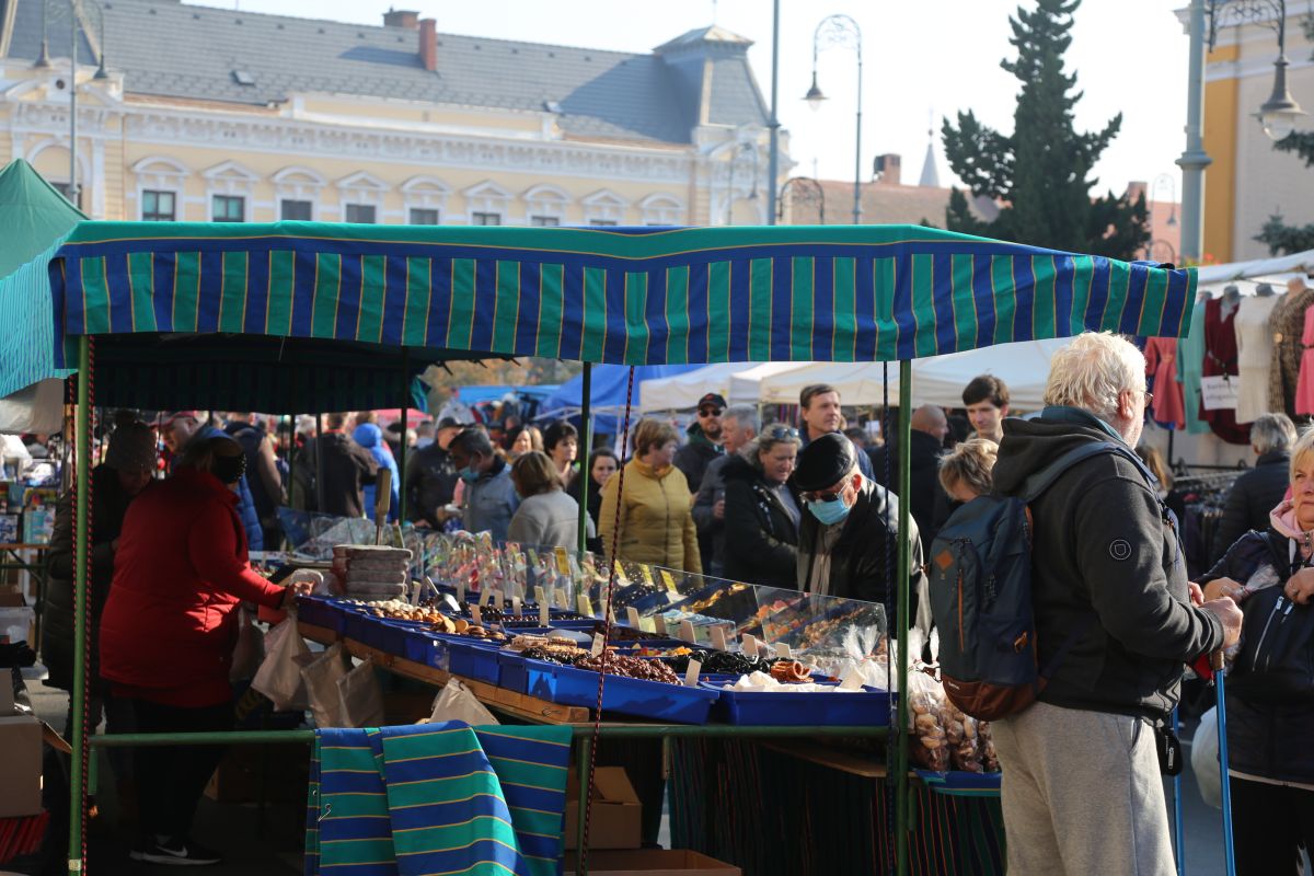 Közel félezer árus, több tízezer látogató a sárvári Simon-Júdás vásárban