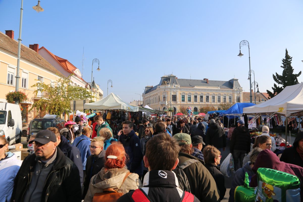 Közel félezer árus, több tízezer látogató a sárvári Simon-Júdás vásárban