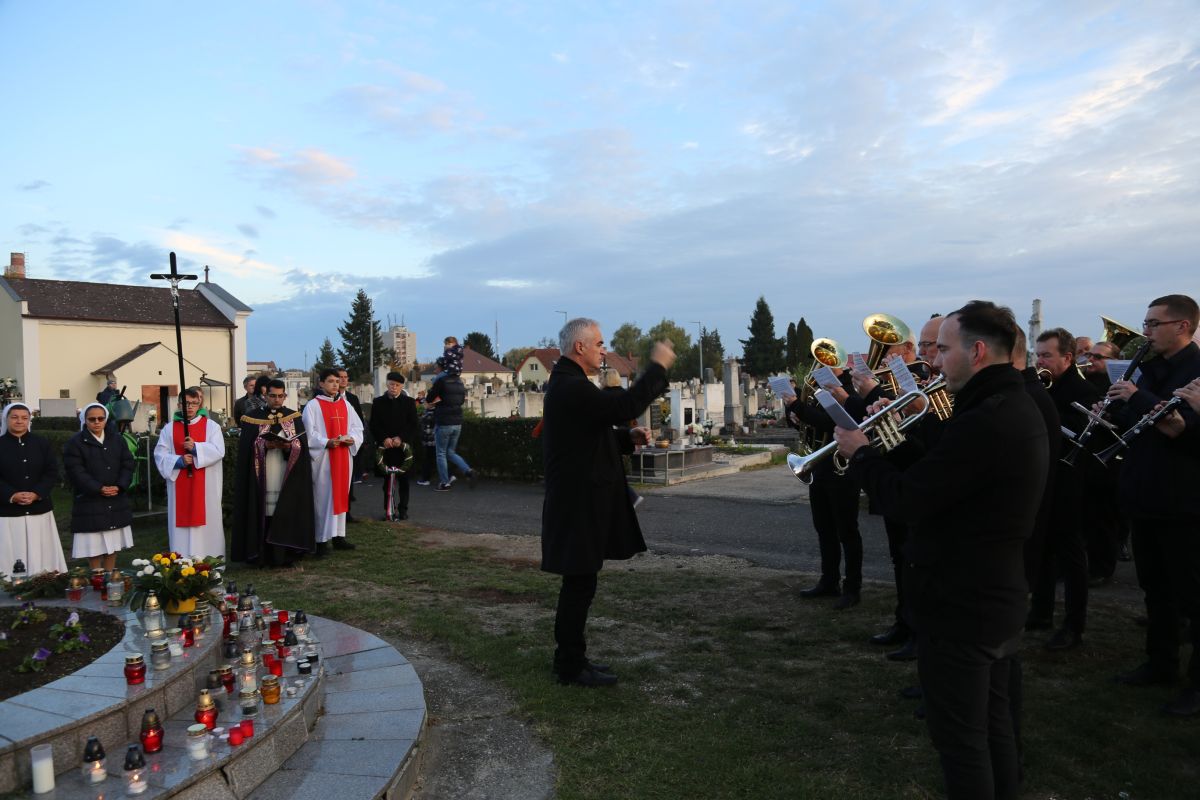 Önkormányzati megemlékezés a sárvári temetőben