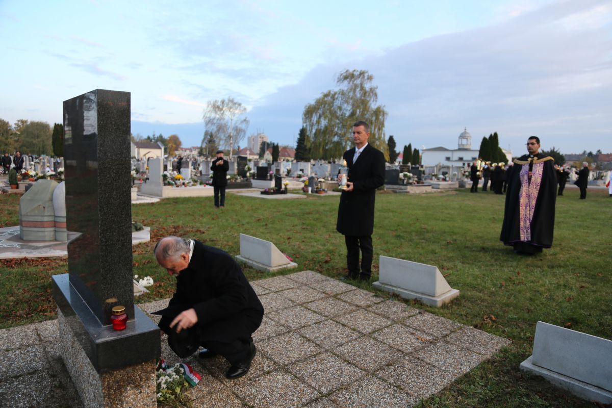 Önkormányzati megemlékezés a sárvári temetőben