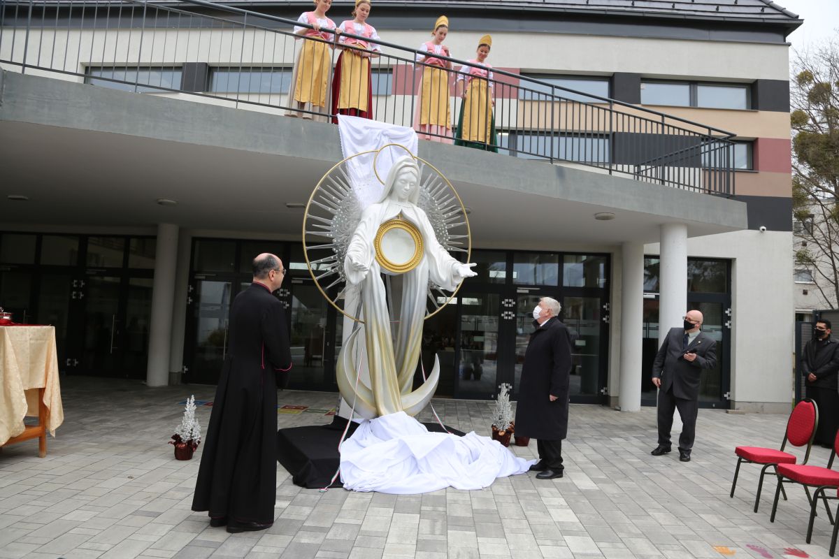 Kásler Miklós miniszter avatott szobrot a sárvári katolikus iskolában