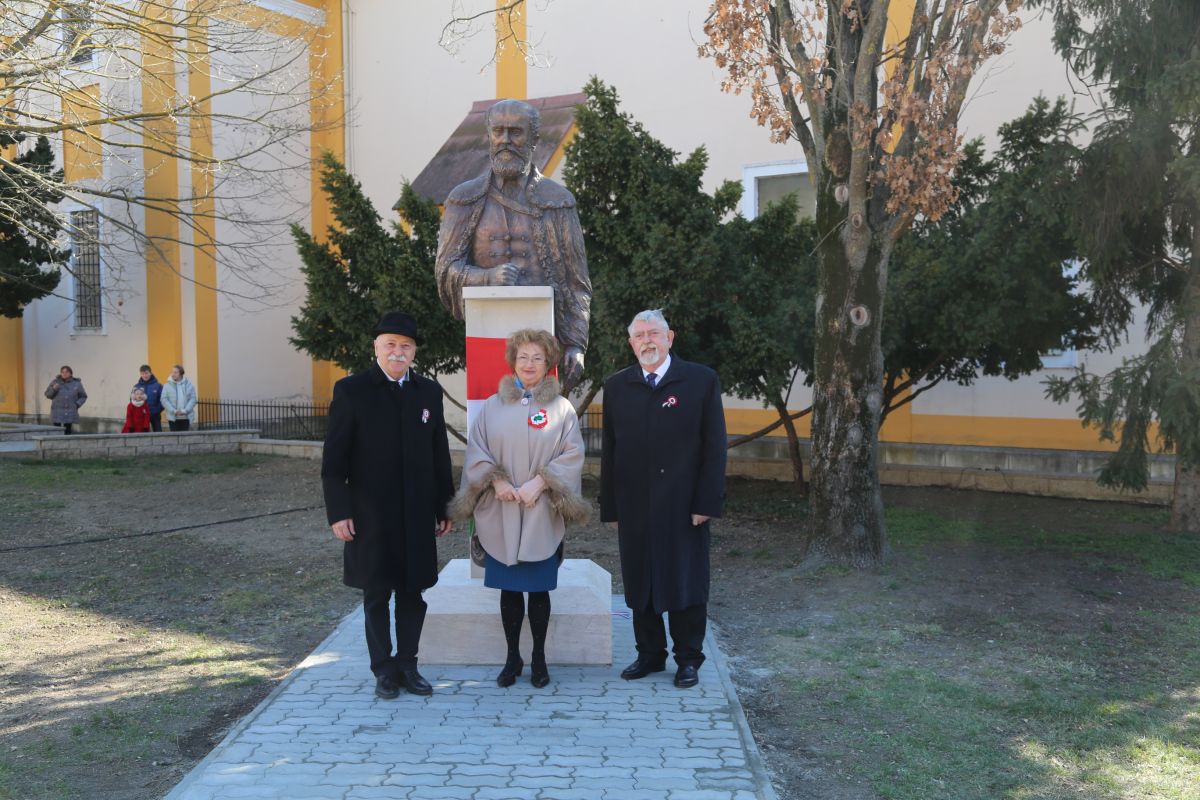 Felavatták Gróf Batthyány Lajos miniszterelnök szobrát Sárváron