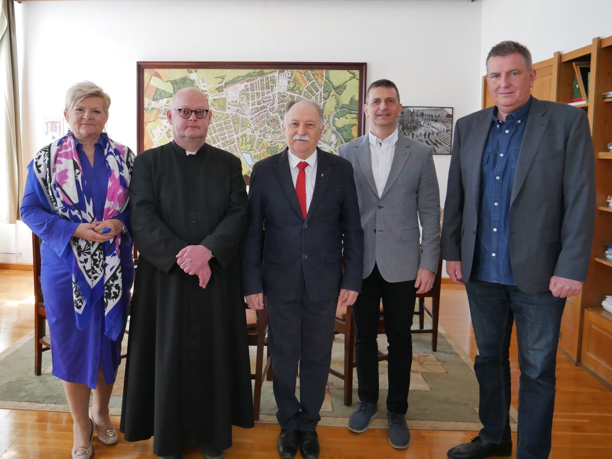 Wimmer Roland elismeréséhez dr. Szijártó Valéria Kondora István, Dr. Máhr Tivadar és Szabó Zoltán is gratulált