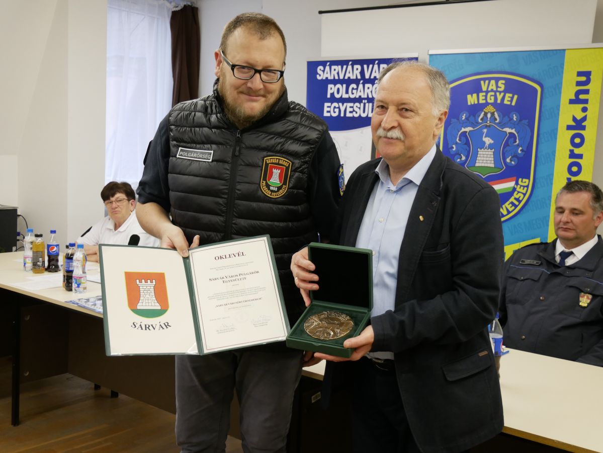 Varga Miklós Kondora Istvántól vette át „Sárvár Városért Érdemérem” kitüntetést