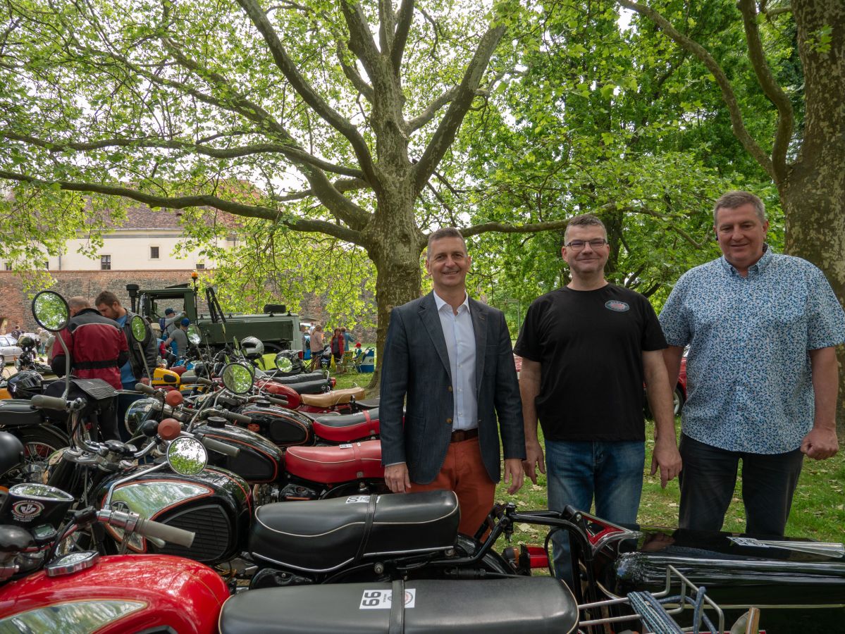 Dr. Máhr Tivadar és Szabó Zoltán alpolgármesterek Varjú Zoltán motorgyűjtővel