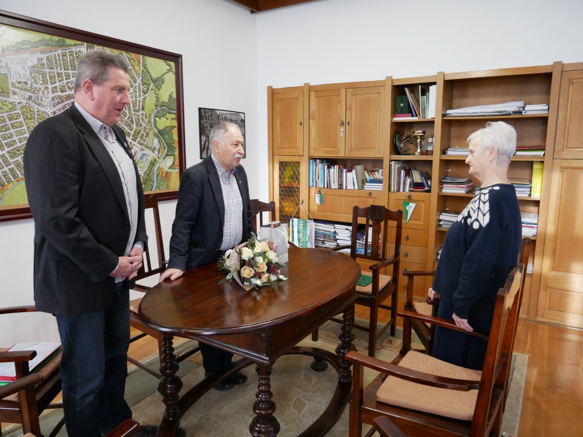 Kondora István polgármester Szabó Zoltán alpolgármesterrel együtt mondott köszönetet Dr. Borzon Judit háziorvosnak