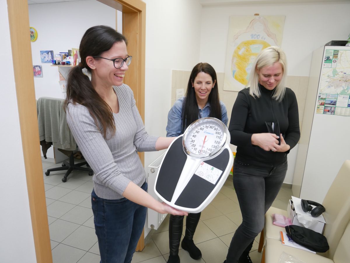 Mérleget, szívhangvizsgáló és hallásvizsgáló készüléket is kaptak a sárvári védőnők