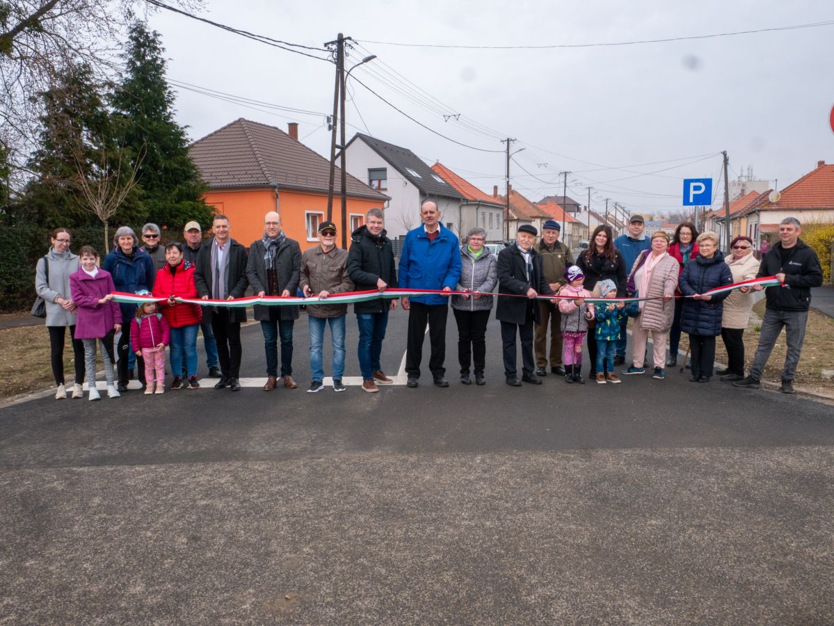 Az utca lakóival együtt avatták fel a felújított Berzsenyi utcát