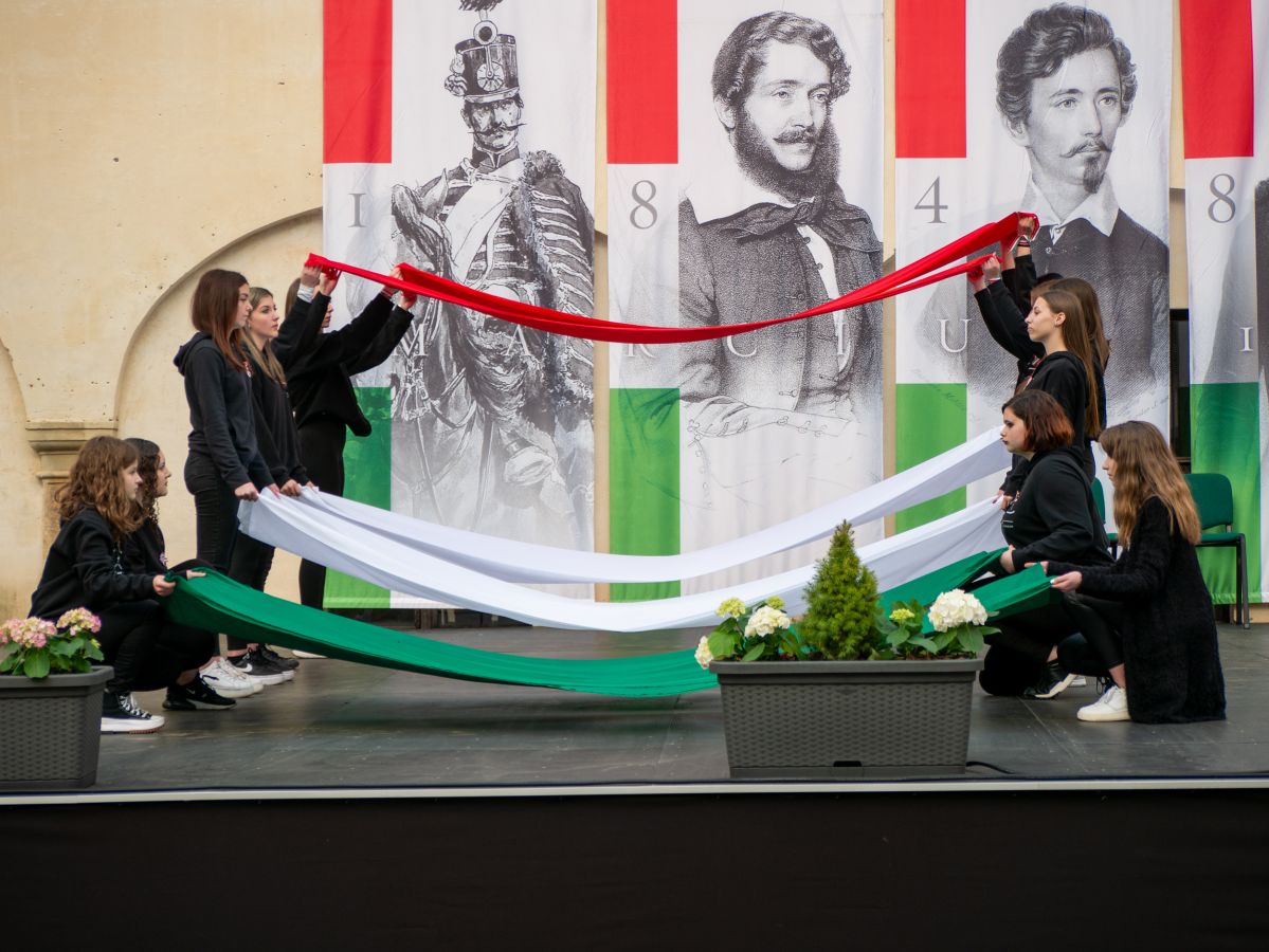 A Sárvári Turisztikai Technikum diákjai adtak műsort a vár színpadán