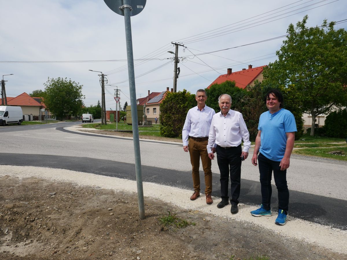 Dr. Máhr Tivadar, Kondora István és Vinter István a Fekete-híd és Madách utcák sarkán