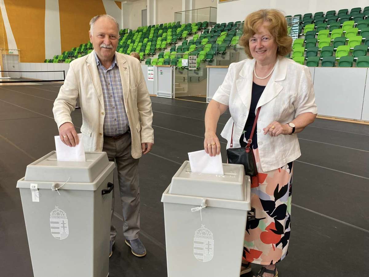 Kondora István polgármester a 6. szavazókörben voksolt feleségével együtt