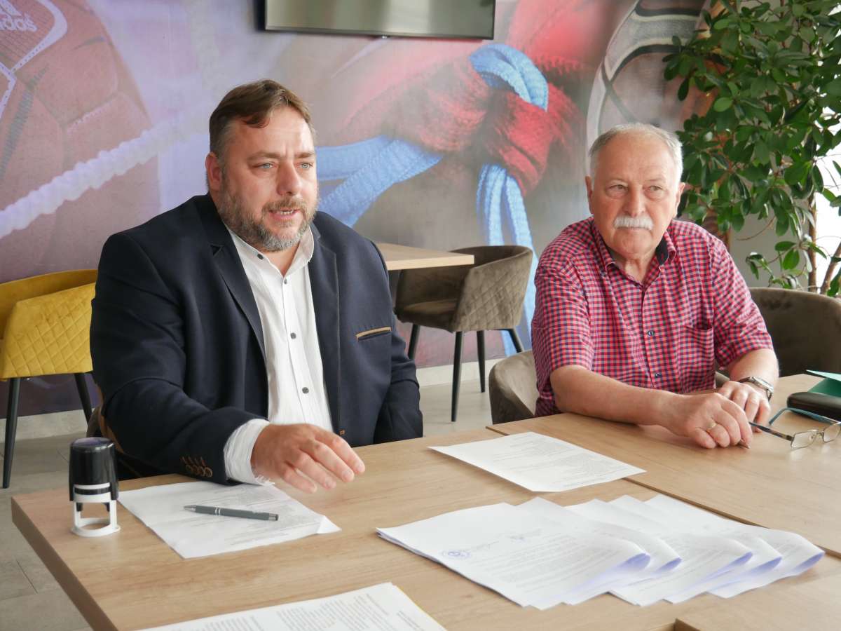 Polgár László és Kondora István az együttműködési megállapodás aláírásakor