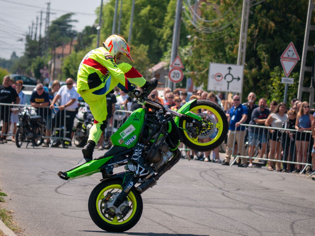 Herczeg Balázs „Mókus” az arénánál tartott streetfighter show-t