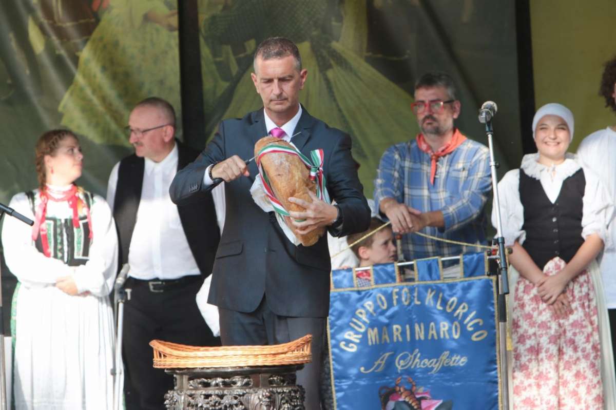 Az új kenyeret Dr. Máhr Tivadar alpolgármester szegte meg
