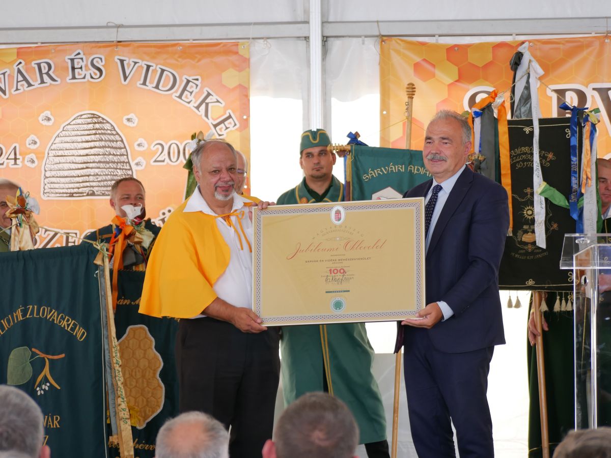 Makrai Attila elnök vette át Nagy István agrárminisztertől a jubileumi oklevelet