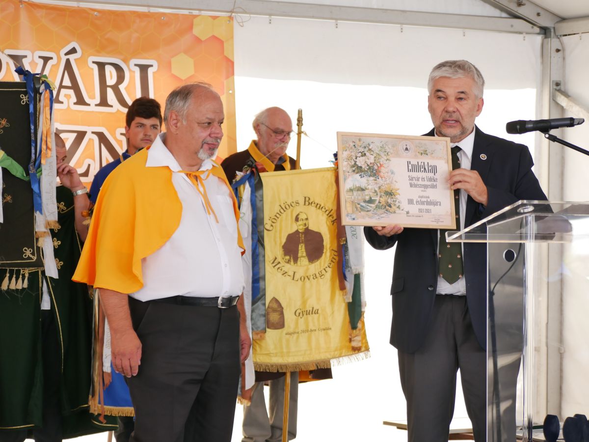 Bross Péter, az Országos Magyar Méhészeti Egyesület elnöke is köszöntötte a sárvári méhészeket