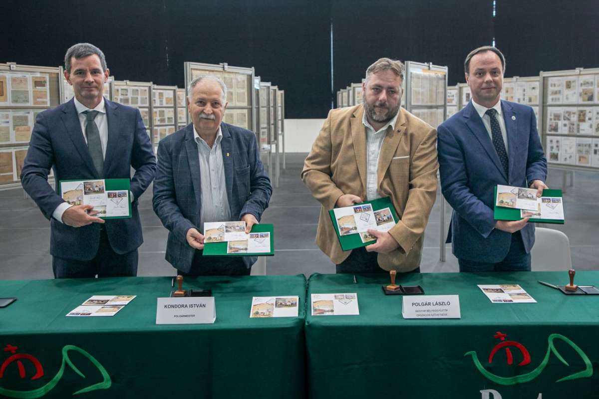 dr. Kohuth Viktor, Kondora István, Polgár László és Nyitrai Zsolt a bélyegek forgamlomba helyezésekor