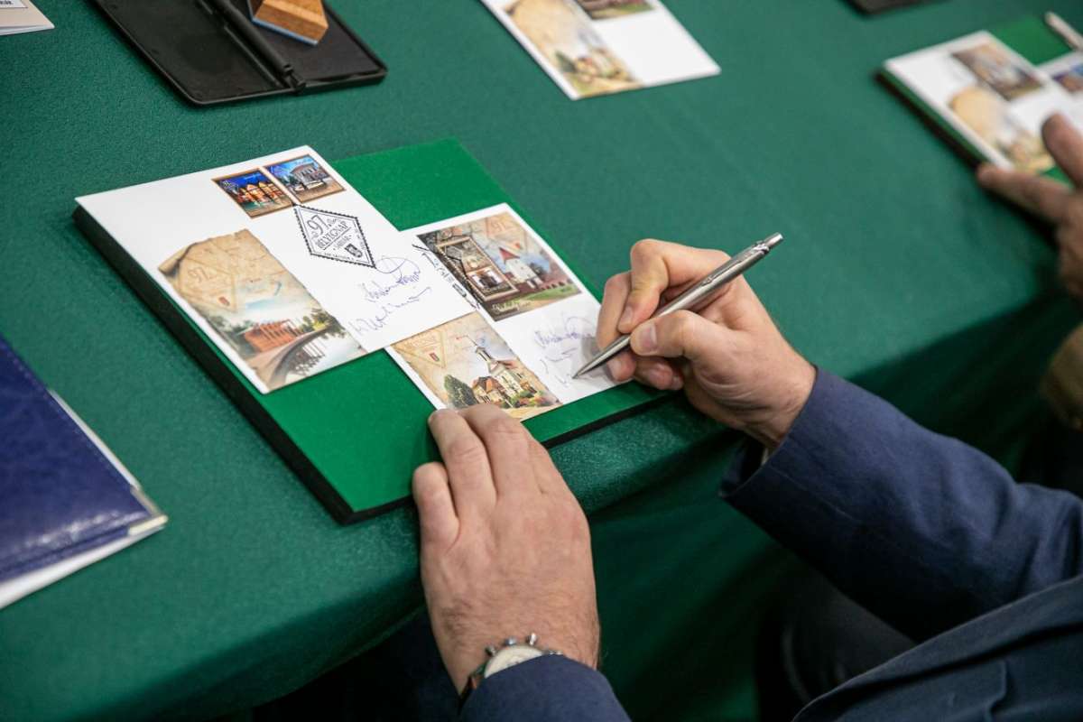 Az ünnepség szónókai aláírásukkal forgalomba helyezték az alkalmi bélyegeket, borítékokat