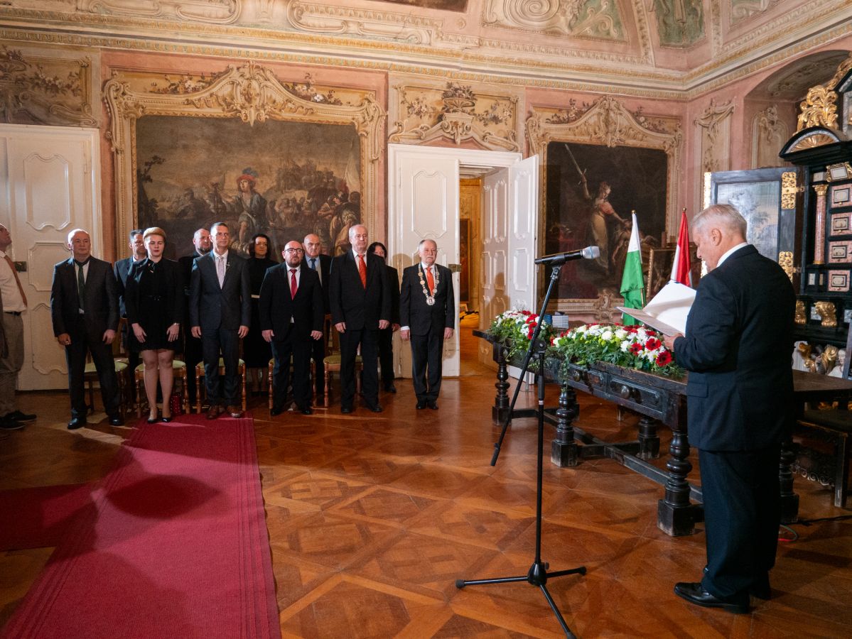 dr. Komáromi László előtt tettek esküt a képviselők