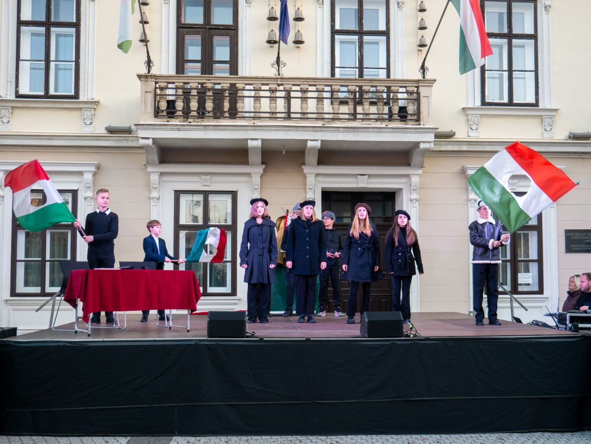 A katolikus iskola diákjai adtak műsort a Kossuth téren