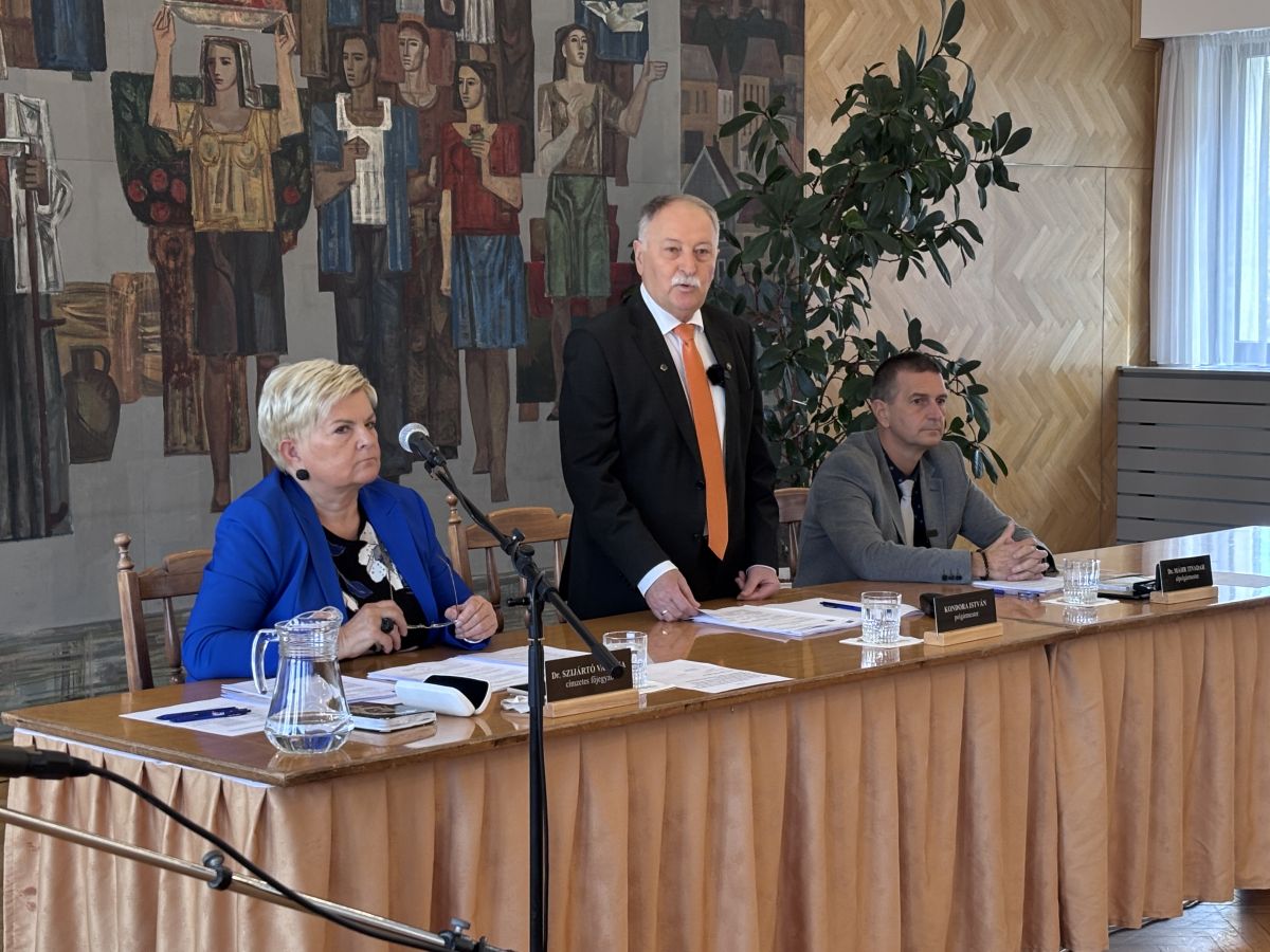 dr. Szijártó Valéria, Kondora István és Dr. Máhr Tivadar az ülésen