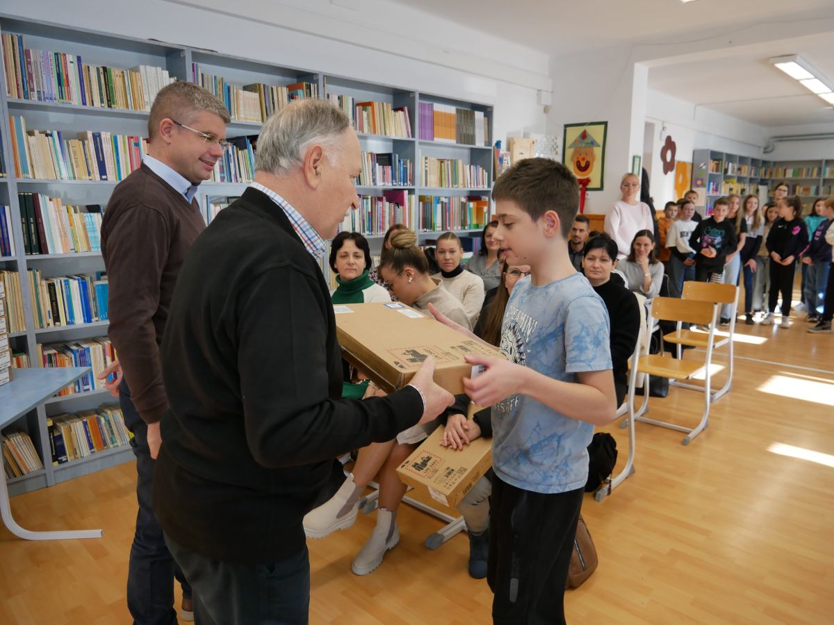 Ágh Péter és Kondora István adta át a laptopokat
