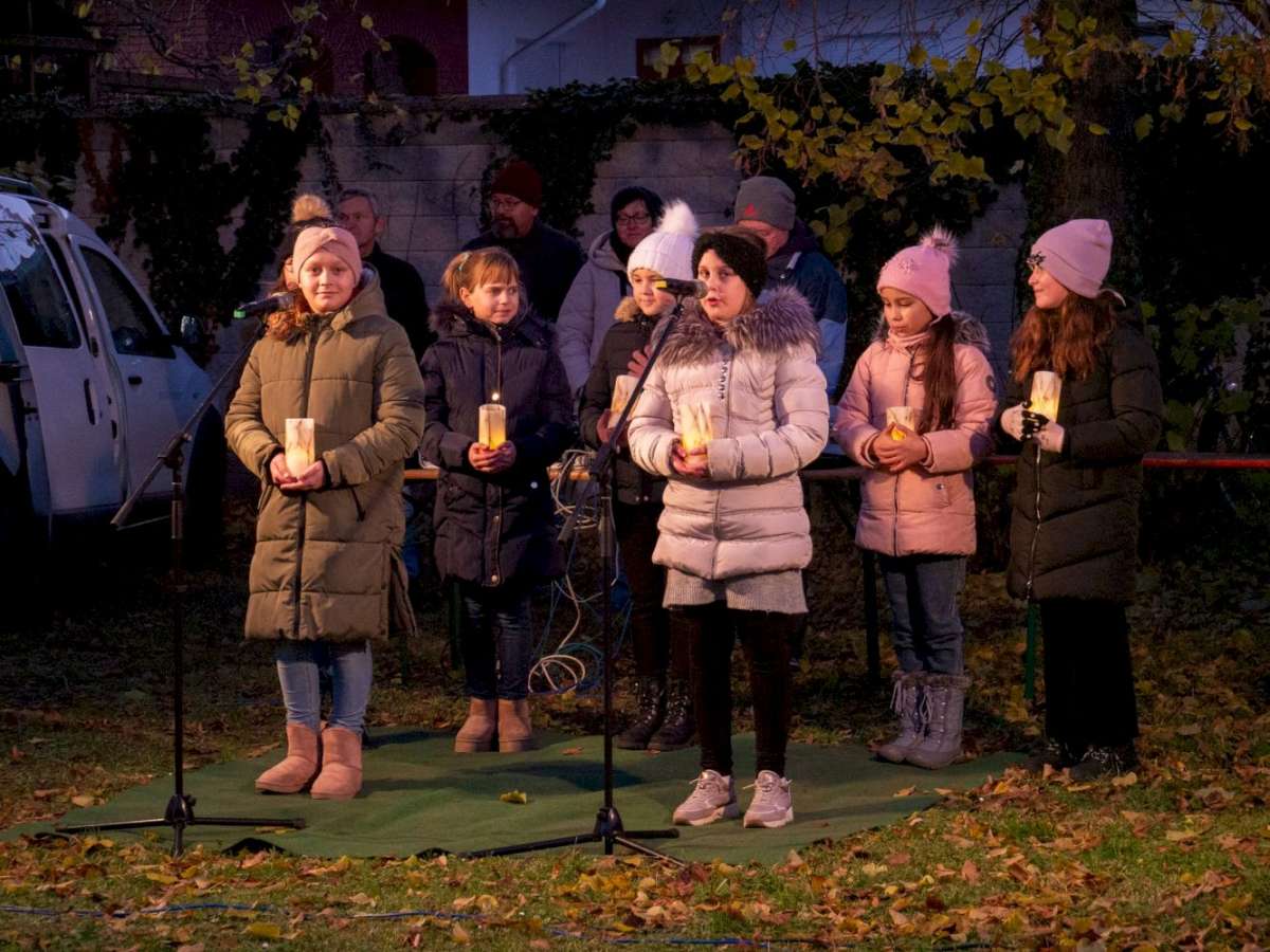 A kertvárosi gyertyagyújtáson a Gárdonyi iskola diákjai adtak ünnepi műsort