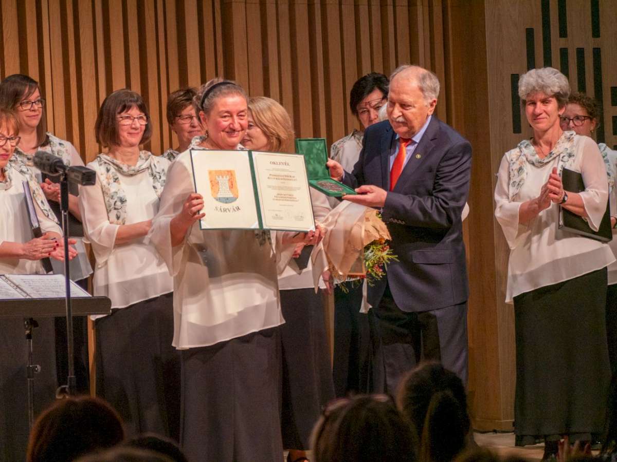 Hallerné Horváth Márta és Kondora István a polgármesteri kitüntetés átadásakor