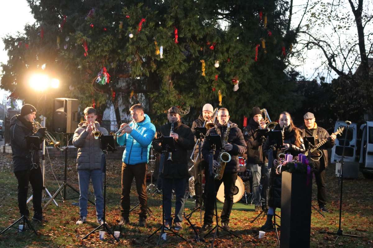 A Kanona Band adott ünnepi műsort a Kertvárosban