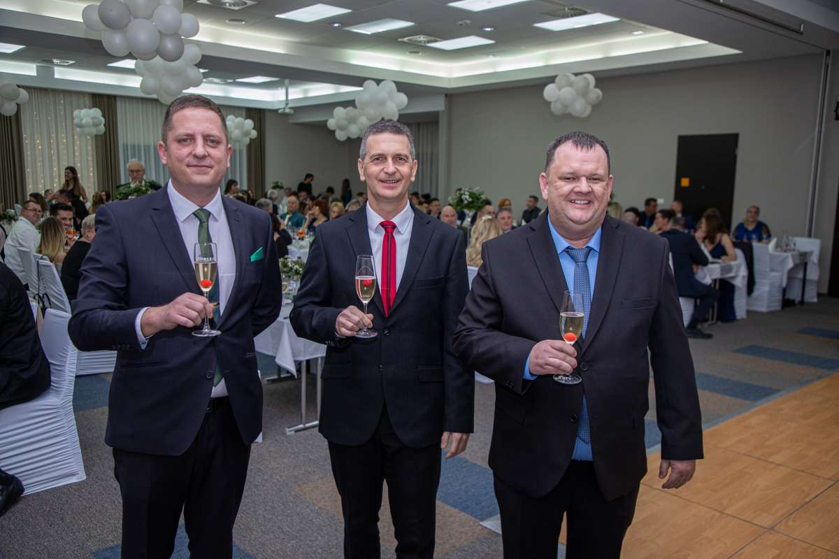 Savanyú Gábor, Dr. Máhr Tivadar és Mórocz Zsolt köszöntötte a bálozókat