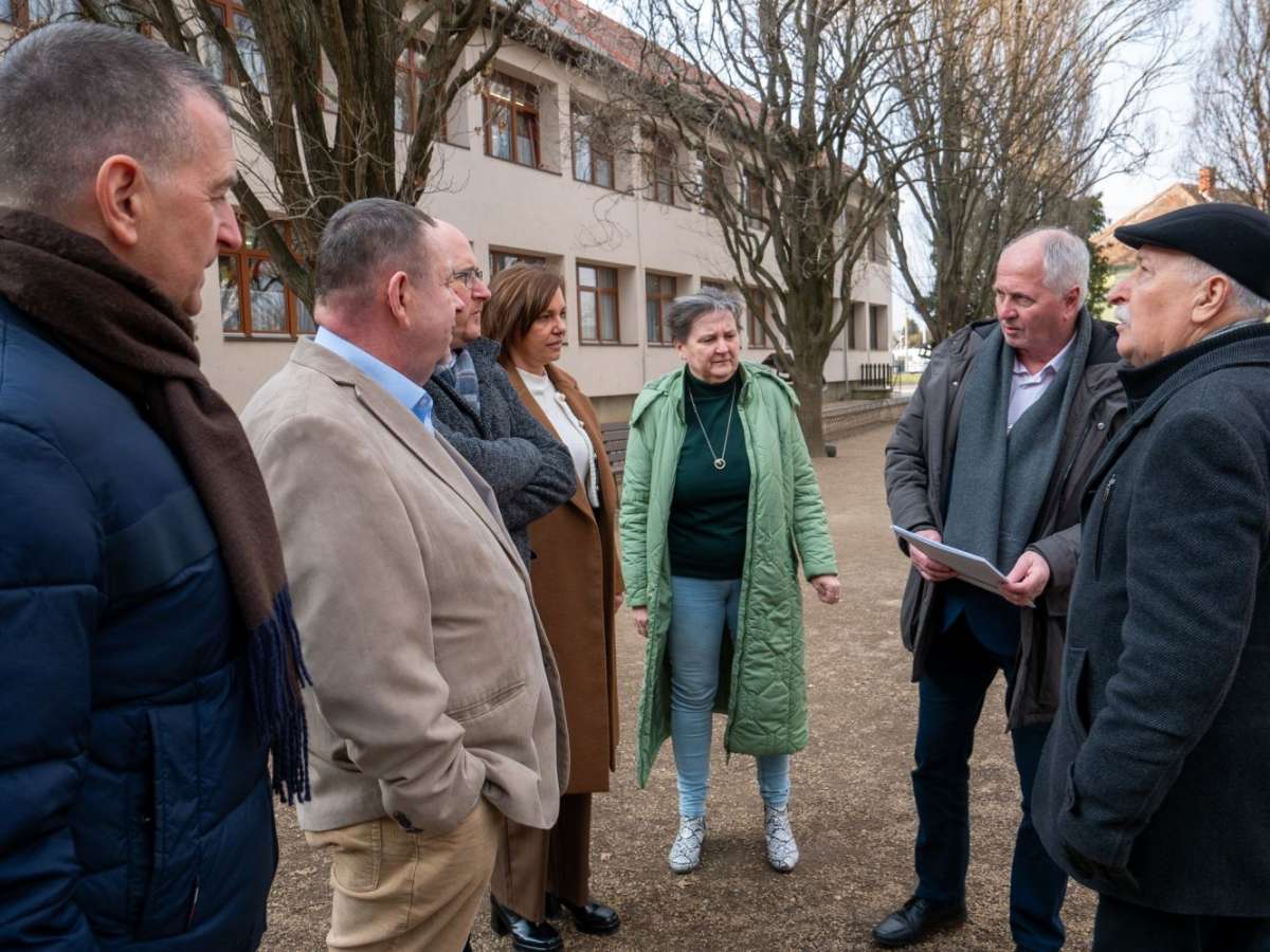 Dr. Máhr Tivadar, Majthényi László, dr. Kondora Bálint, Kovács Beáta, Rábáné Szabó Gyöngyi, Rozmán László és Kondora István