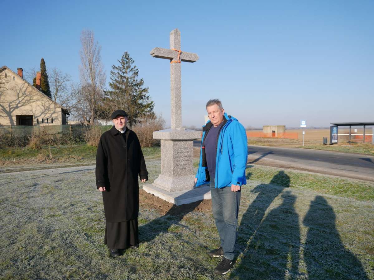 Várhelyi Tamás és Szabó Zoltán az új gránitkereszt előtt