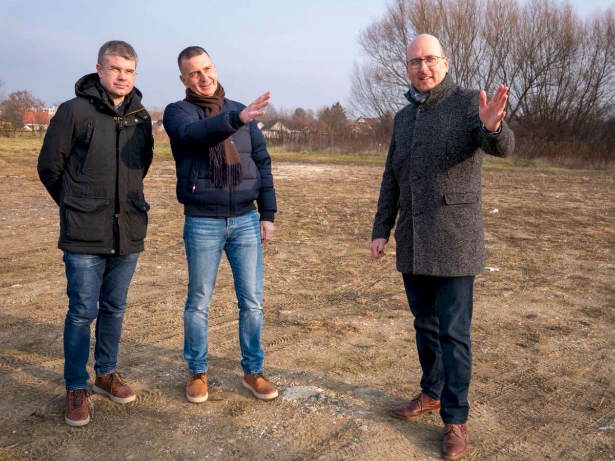 Ágh Péter, Dr. Máhr Tivadar és dr. Kondora Bálint az aréna mögötti területen