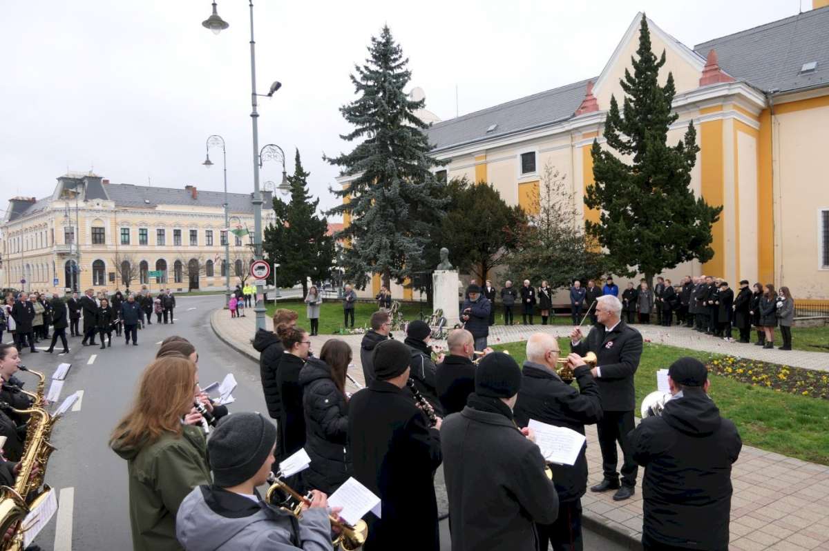 A Batthyány- és a Petőfi szobornál elhelyezték az emlékezés koszorúit