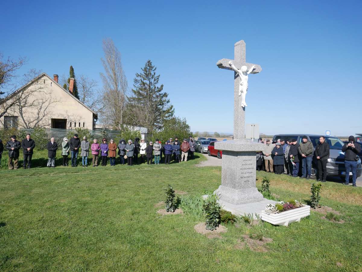 MEGÁLDOTTÁK AZ ÚJ CSÉNYEÚJMAJORI ÚTSZÉLI KERESZTET!