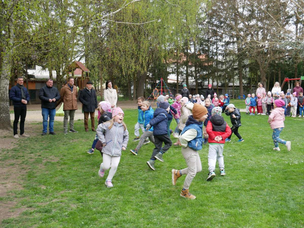 A Gyöngyvirág csoport körtáncot járt az óvoda udvarán