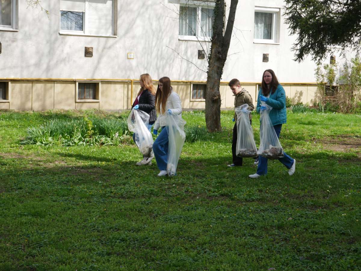 A katolikus iskolások is becsatlakoztak a gyűjtésbe