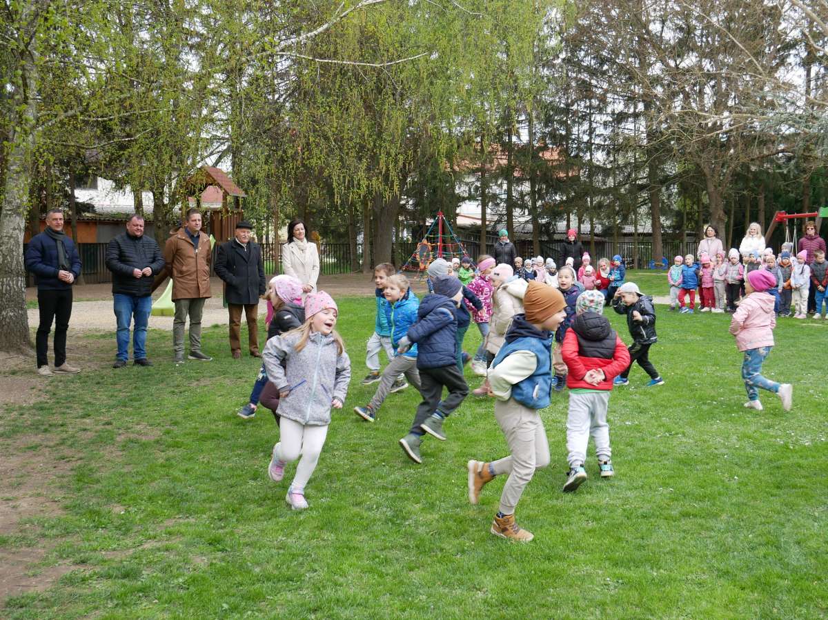 Új kültéri játékokat kapott a Vármelléki óvoda a városi bál adományából