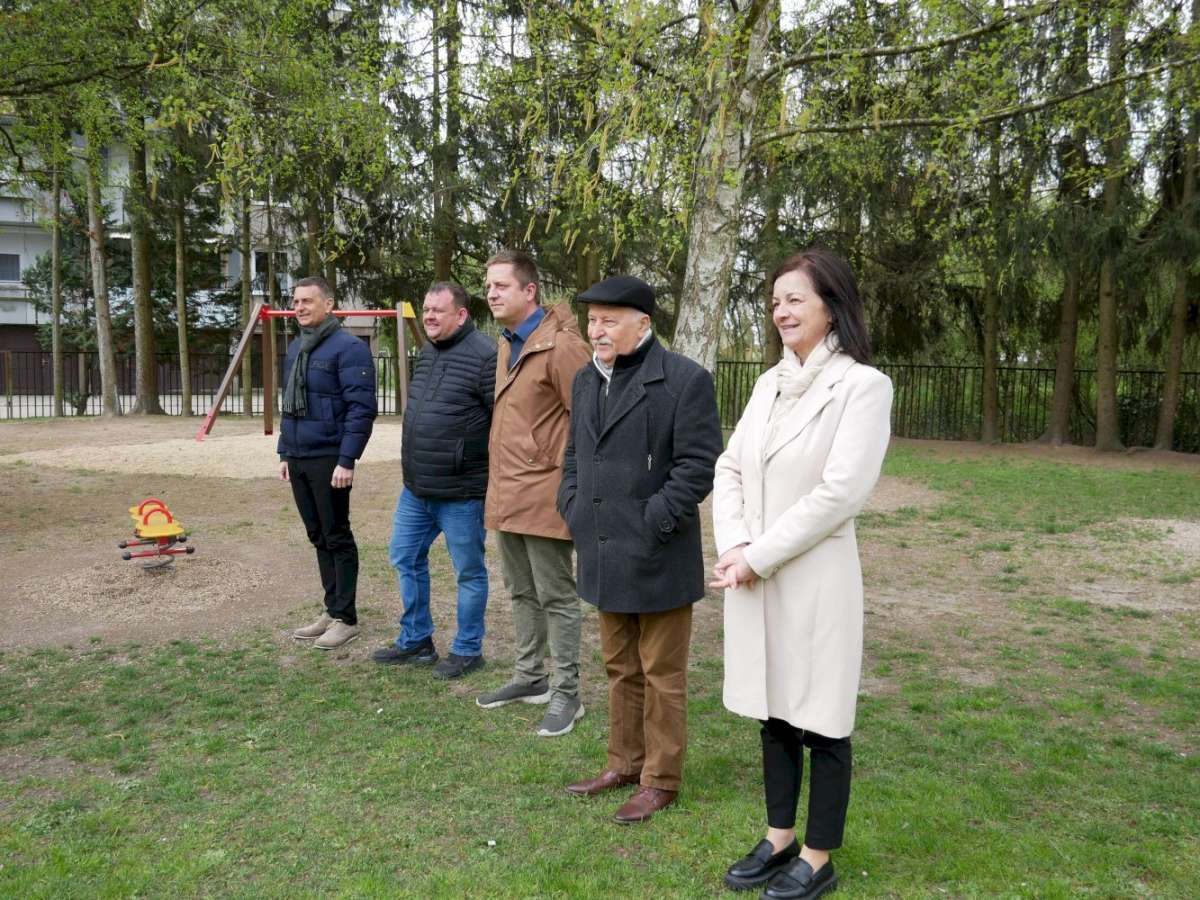 Új kültéri játékokat kapott a Vármelléki óvoda a városi bál adományából