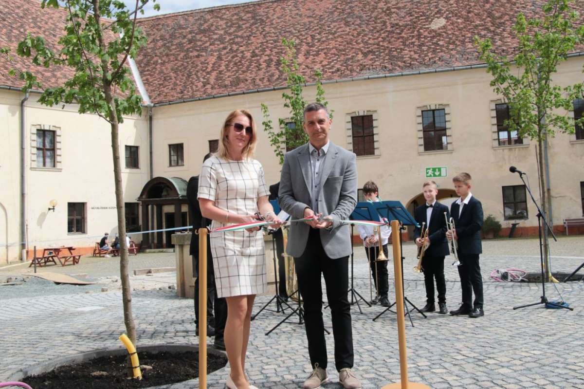 Faültetéssel és kiállításmegnyitóval ünnepelték a Föld napját